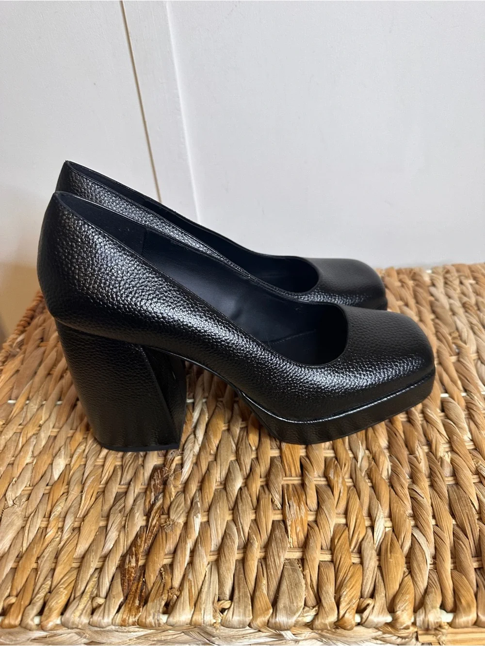 Katy Perry Collections Black Pebbled Leather Platform Pumps size 9.5 - Picture 2 of 10